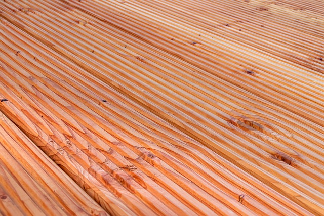 O vlastnostech dřevěné podlahy na terase s podkladovými hranoly